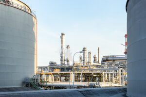 Retrofit of post-combustion CO₂ capture for refineries using MEA solvents