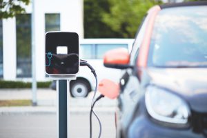 Elektrische auto wordt opgeladen aan een laadpaal
