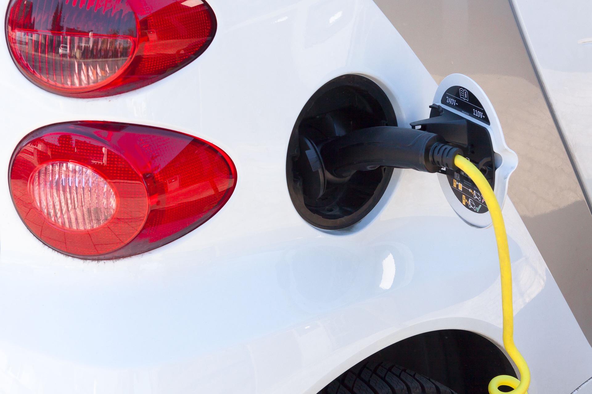 Elektrische auto wordt opgeladen