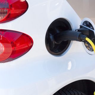 Elektrische auto wordt opgeladen