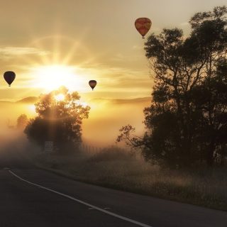 Luchtballonen bij ondergaande zon