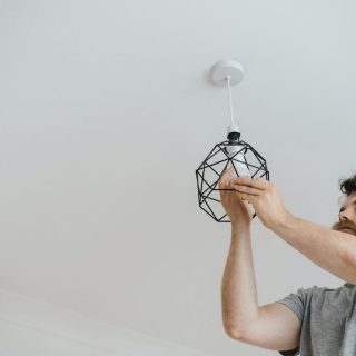 Energiehulp draait spaarlamp in