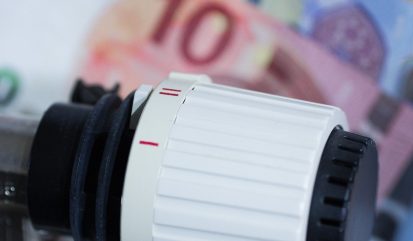 Verwarmingsknop met op de achtergrond geld