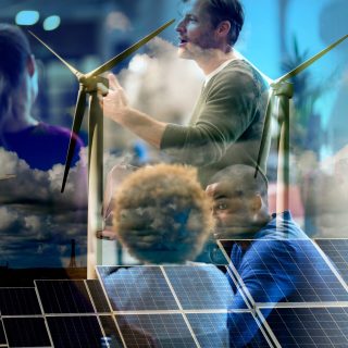 Inwoners spreken met elkaar over onder andere windmolens en zonnepanelen