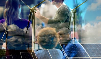 Inwoners spreken met elkaar over onder andere windmolens en zonnepanelen