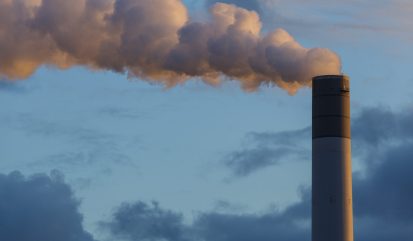 CO2-uitstoot door fossiele brandstoffen via een grote schoorsteen
