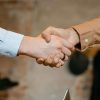 pexels-mart-production-7255731 energiedelen - handen schudden