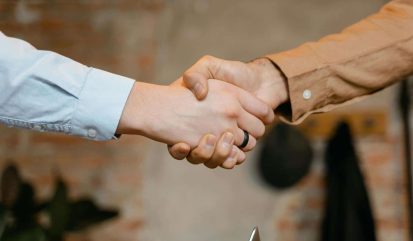 pexels-mart-production-7255731 energiedelen - handen schudden