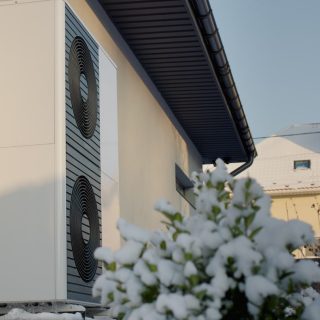 Heat pump near a modern cottage. Modern technologies in heating.; Shutterstock ID 2420268953; purchase_order: EMT; job: warmtepomp isoleren; client: