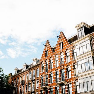 Typische Nederlandse buurt met trapgevels