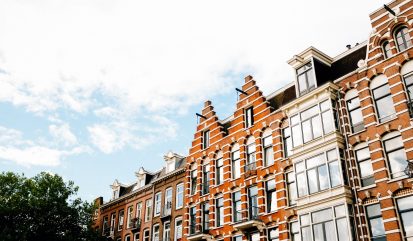 Typische Nederlandse buurt met trapgevels