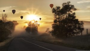 Luchtballonen bij ondergaande zon