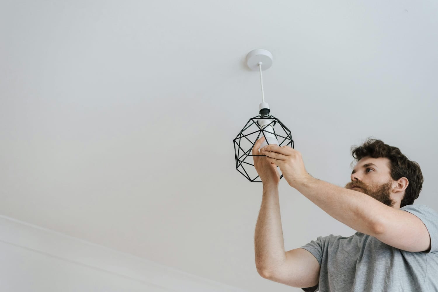 Energiehulp draait spaarlamp in