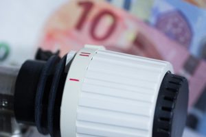 Verwarmingsknop met op de achtergrond geld