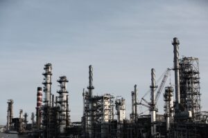 Retrofit of post-combustion CO₂ capture for steam crackers using MEA solvents