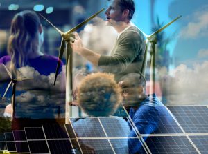 Inwoners spreken met elkaar over onder andere windmolens en zonnepanelen