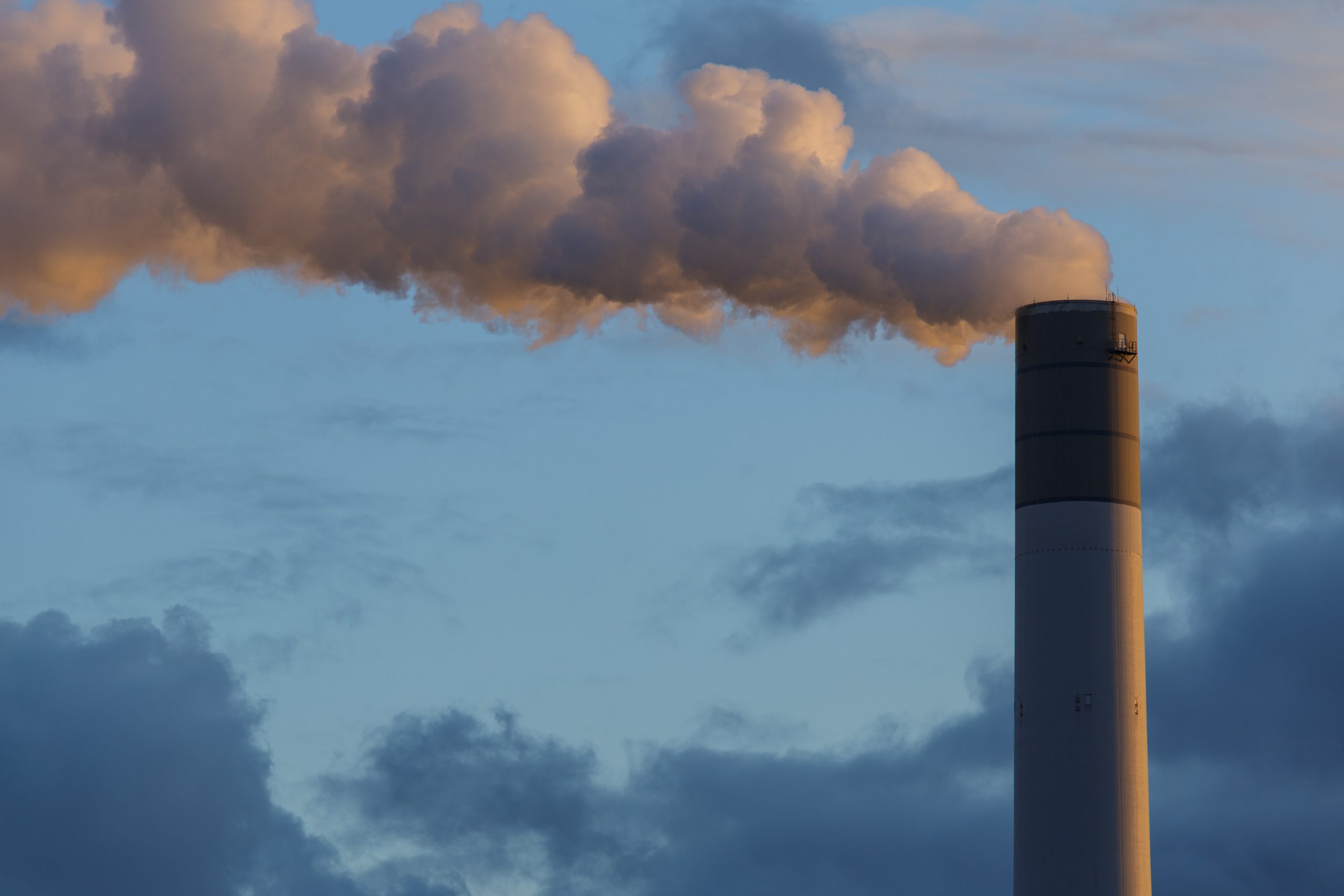 CO2-uitstoot door fossiele brandstoffen via een grote schoorsteen