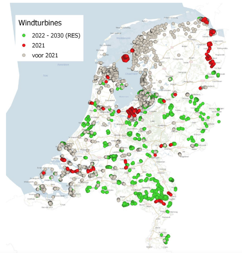 Op deze kaart van Nederland is te zien dat vóór 2021 de windmolens voornamelijk geconcentreerd waren in Noord-Groningen -en Friesland, Flevoland, Noord-Holland en de Zuidhollandse eilanden en Zeeland. In 2021 zijn met name in Noord-Oost Groningen, Flevoland, bij de Afsluitdijk en in Noord-Limburg windmolens bijgeplaatst. Uit de RES-gegevens is op te maken dat tussen 2022 en 2030 op allerlei plekken in Nederland nieuwe windmolens worden voorzien, behalve in Friesland en Groningen. Een grote concentratie is voorzien in Noord-Limburg / Noord-Brabant, in Overijssel en tussen Den Haag en Hoofddorp.