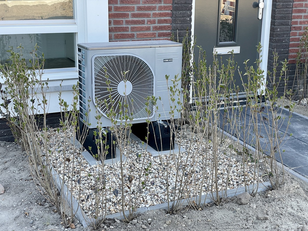 Warmtepomp in de voortuin van en woonhuis