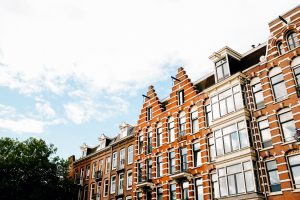 Typische Nederlandse buurt met trapgevels