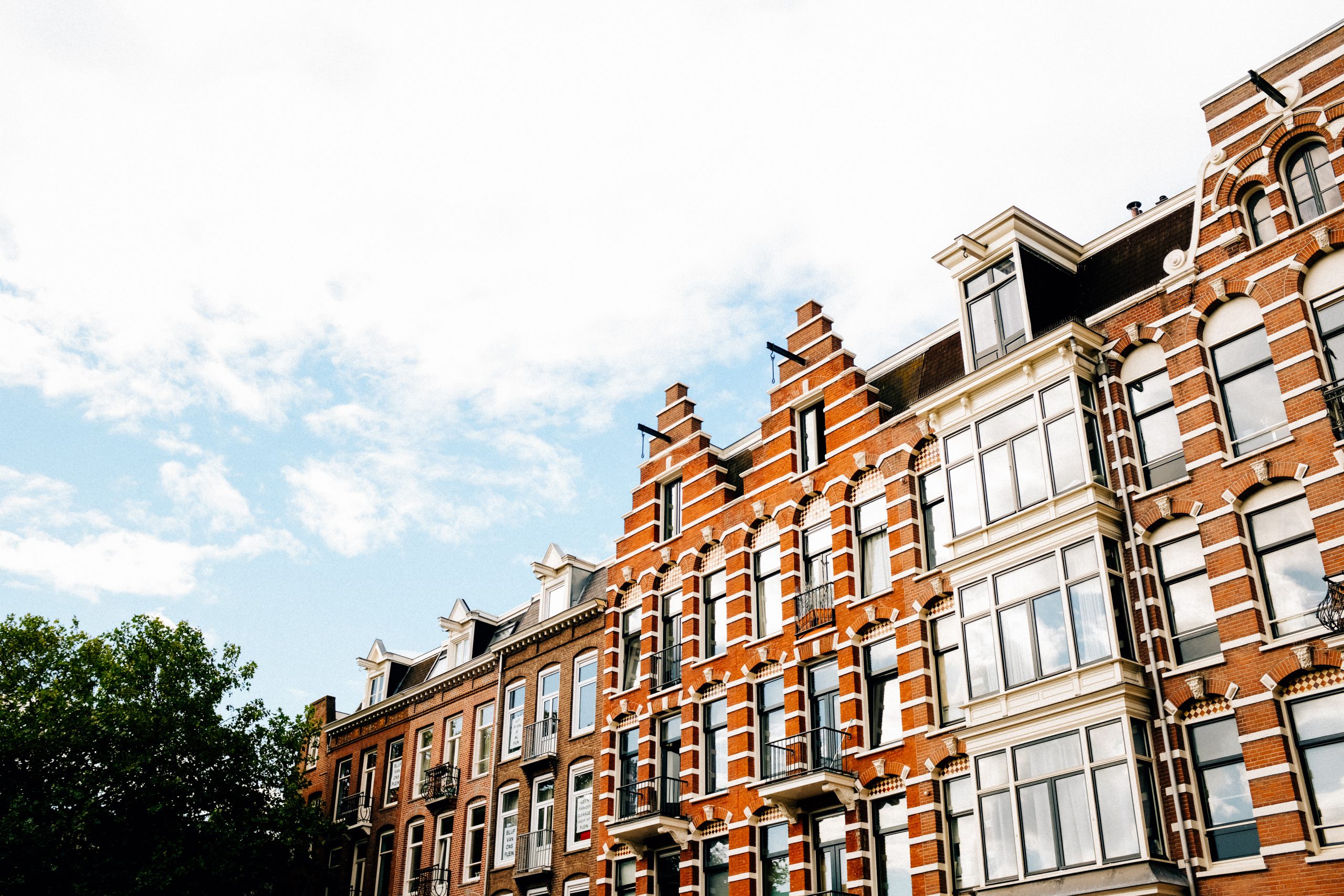 Typische Nederlandse buurt met trapgevels