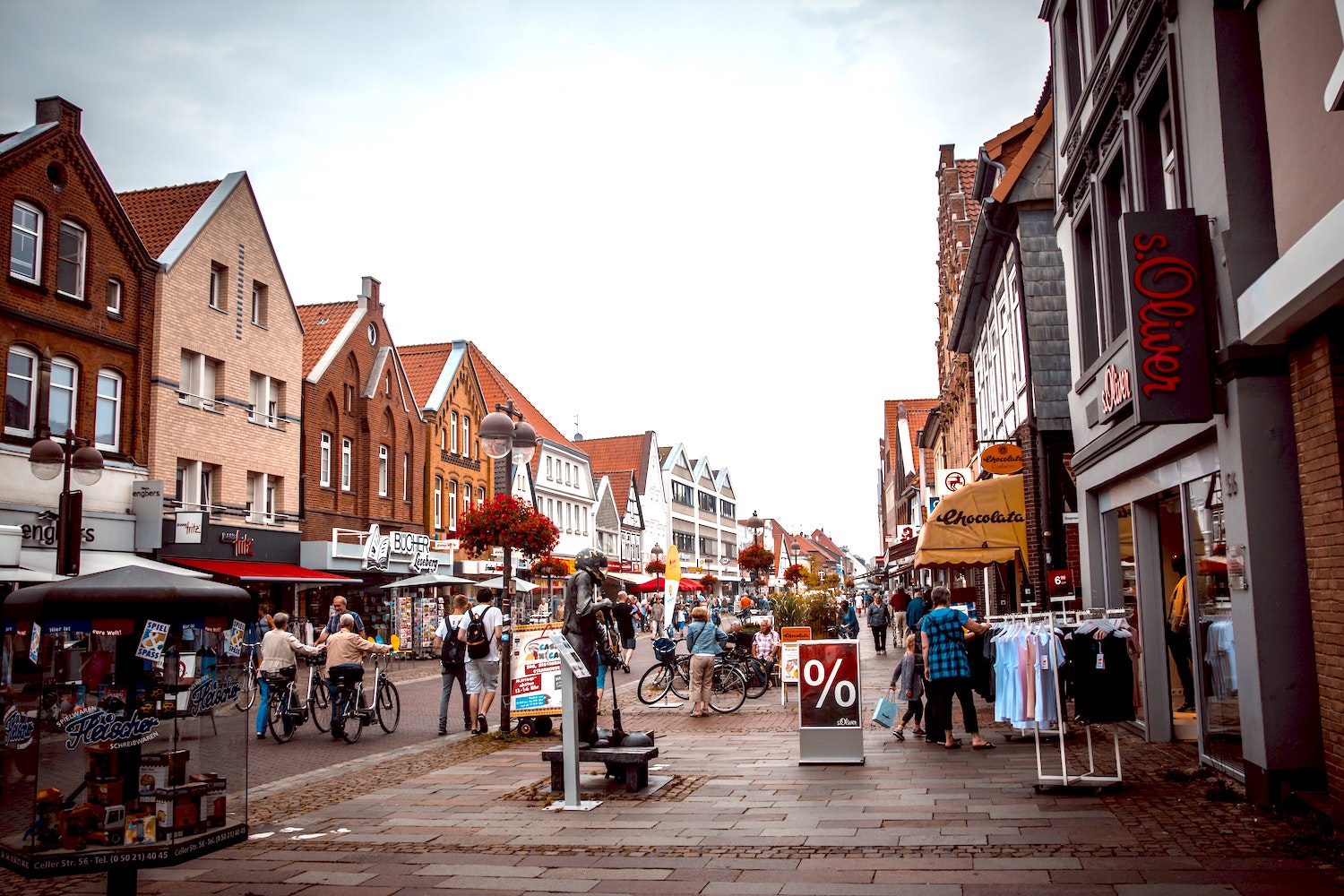 Winkelstraat met mensen en reclames